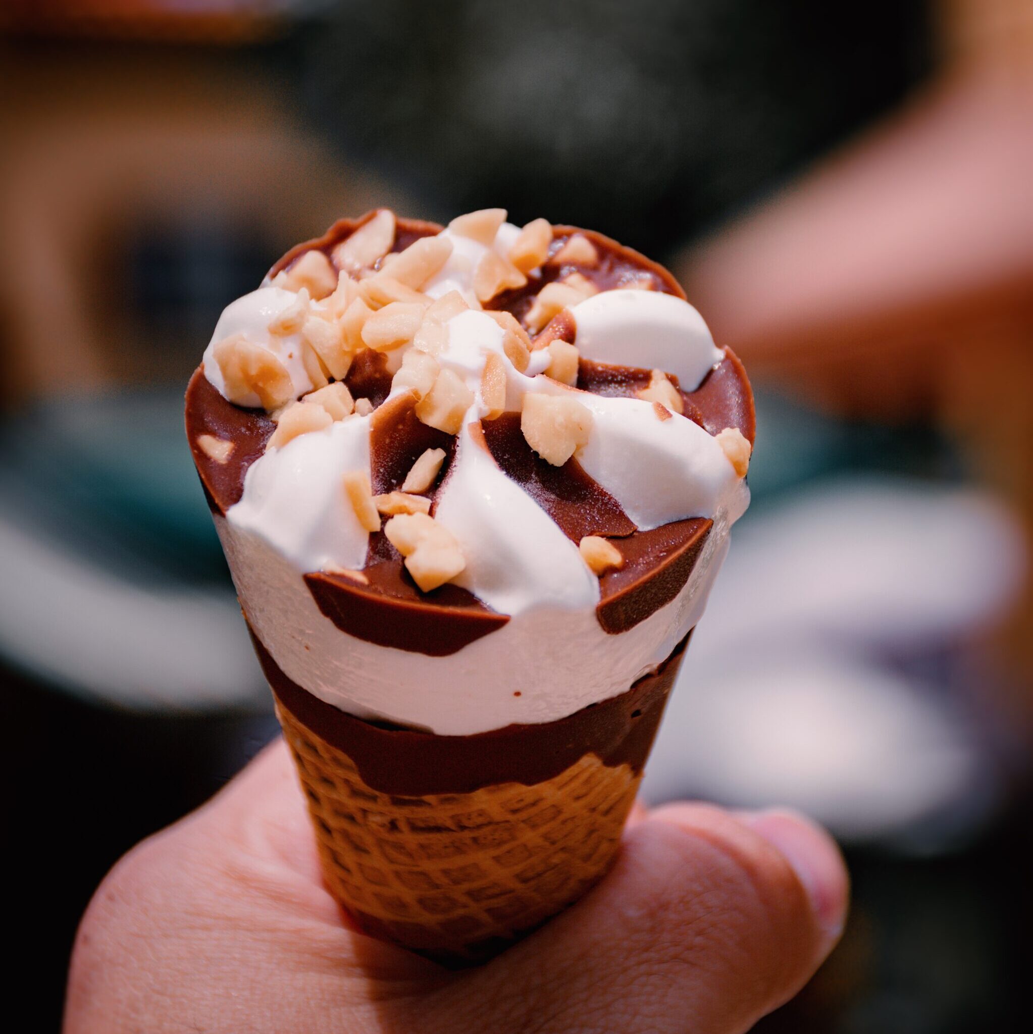 https://heladoslacascada.com/wp-content/uploads/2024/12/close-up-hand-holding-ice-cream-1-scaled-e1734528453661.jpg